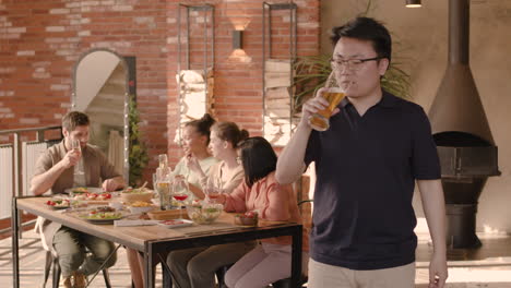 디너 파티에서 맥주를 마시는 젊은 여성