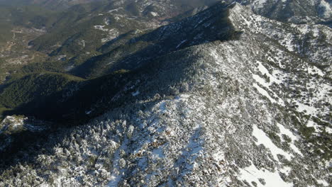 Vista-Aérea-De-La-Cresta-Nevada-De-La-Montaña-En-La-Sierra-De-Espadan,-Castellón,-España.