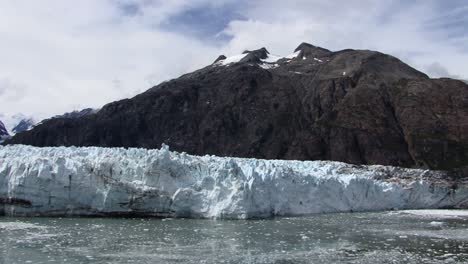 glaciar margerie y la vecina montaña empinada cubierta de nieve