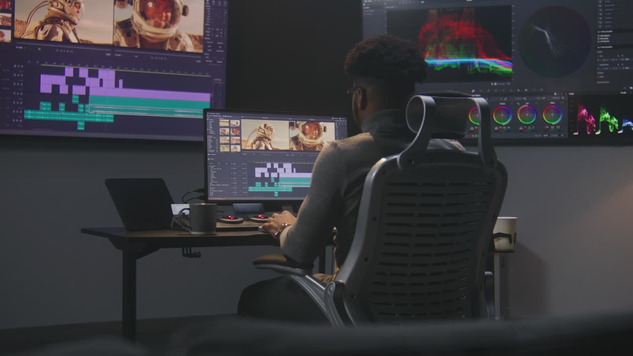 editor de video trabajando en un proyecto con temas espaciales