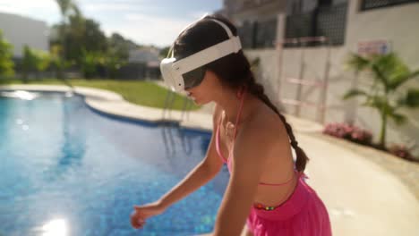 mujer con auriculares vr junto a una piscina