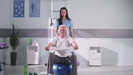 sesión de fisioterapia con un paciente de edad avanzada