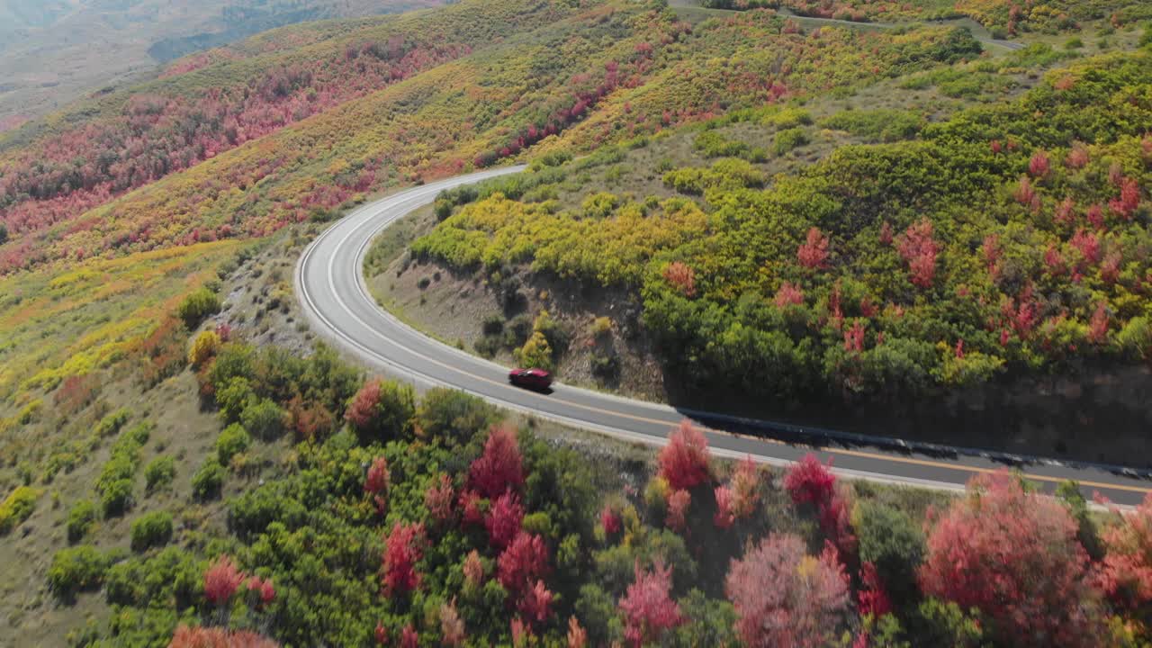 미국 유타 주 가을 에 알파인 경관 루프 를 오르는 곡선 도로 의 광대 한 공중 비행장