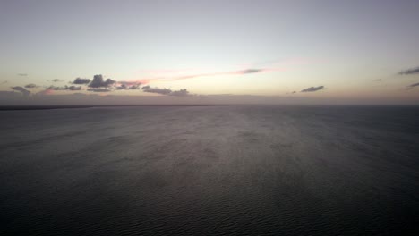 toma aérea de la puesta de sol sobre el vasto océano