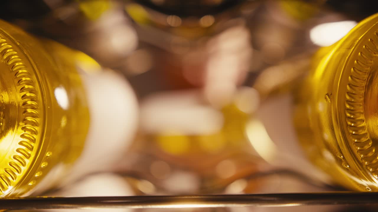 와인 지하실 에 있는 와인 병 들 의 클로즈업