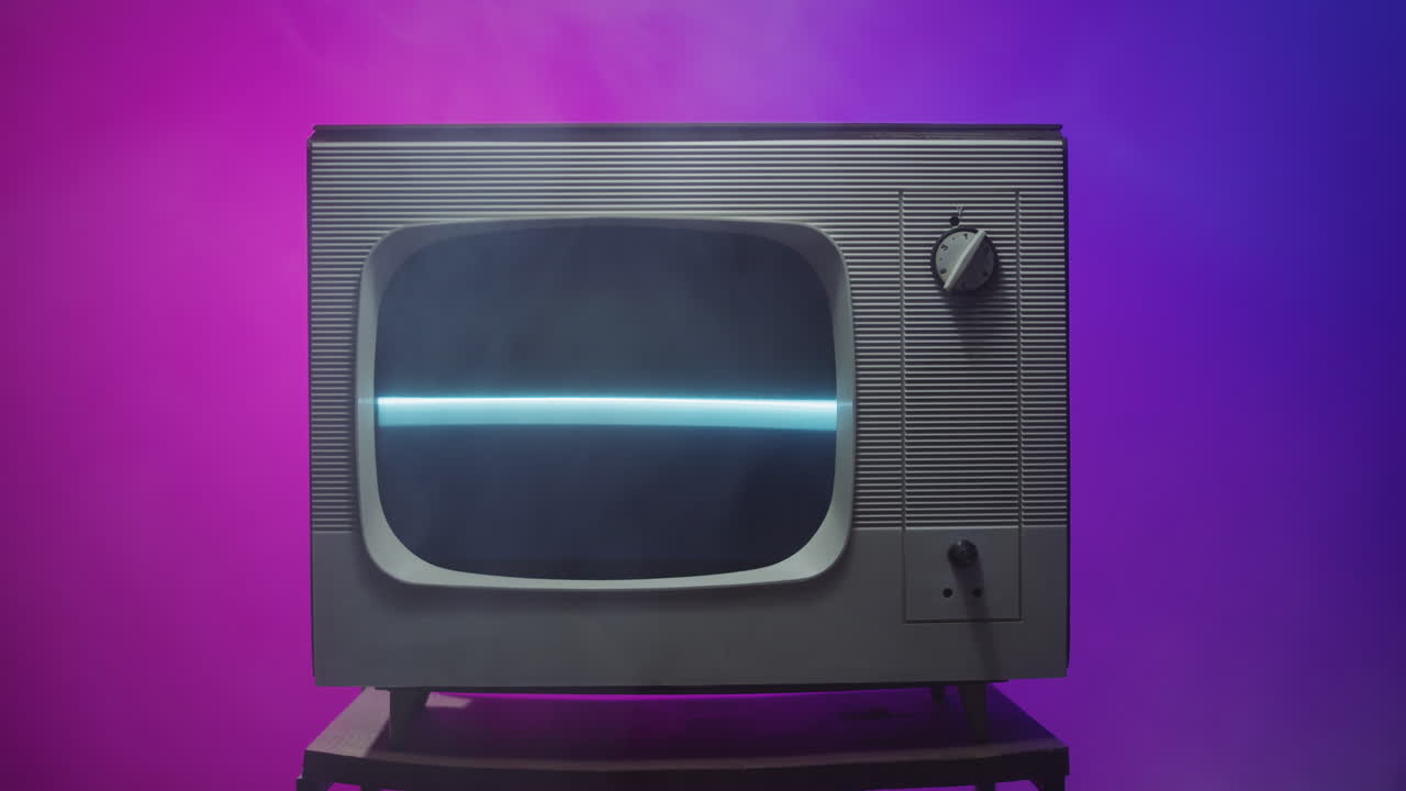 TV vintage su sfondo sfumato viola