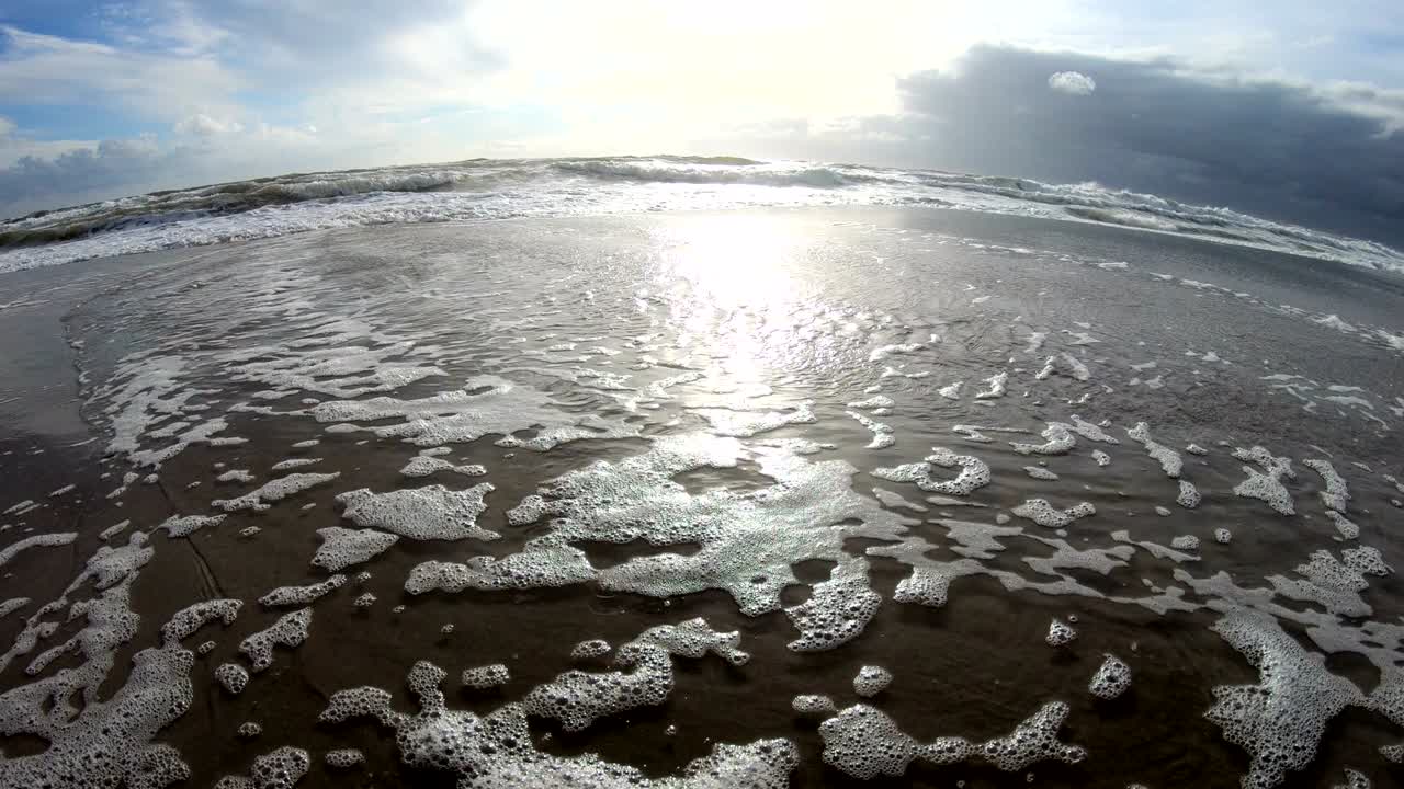 playa de arena con olas, mar del norte, jutlandia, sondervig, dinamarca, 4k