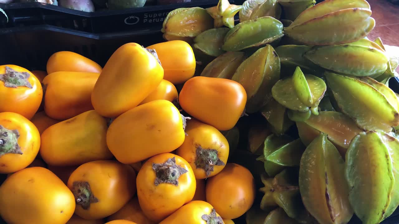 frutos de carambola y cocona expuestos en una caja en un supermercado listos para vender