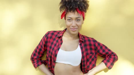 hermosa mujer afroamericana posando
