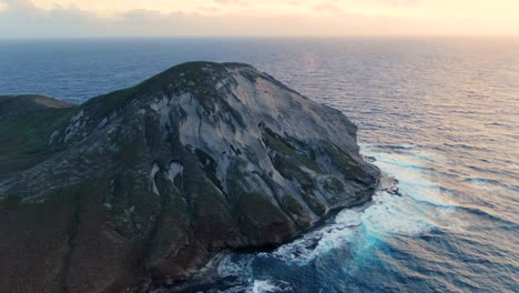 Parallaxe-Nahaufnahme-Von-Rabbit-Island-Auf-Oahu-Während-Des-Sonnenaufgangs