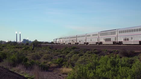 un tren amtrak viaja rápido por el desierto al suroeste de arizona o nuevo méxico