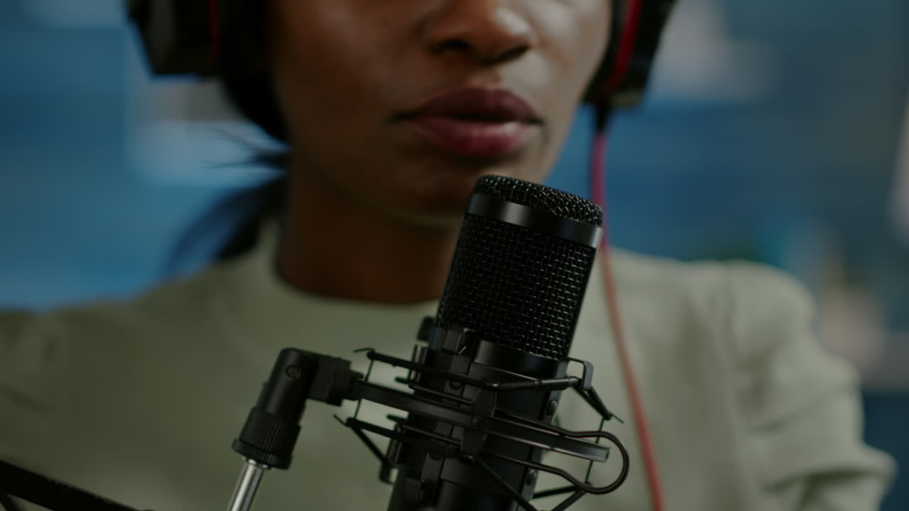 primer plano de una mujer famosa grabando un vlog para los suscriptores