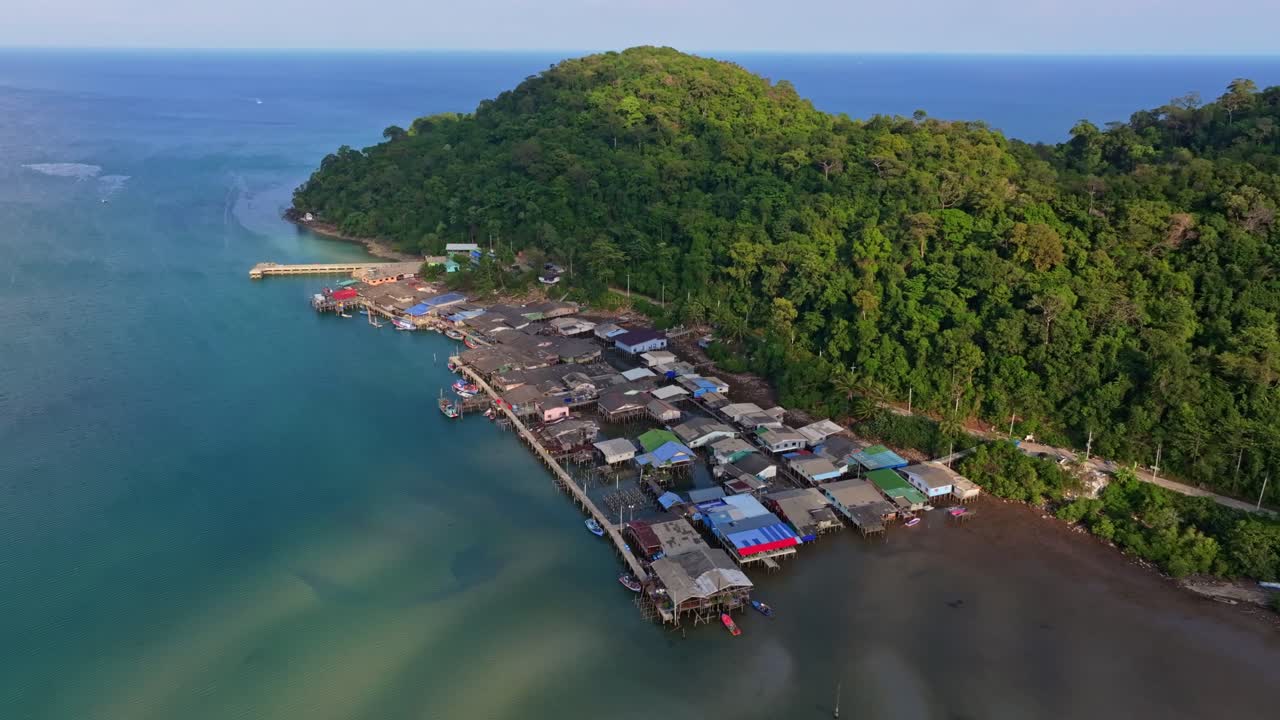 Vista aerea di un porto tradizionale con barche ormeggiate, Koh Kood, Thailandia.