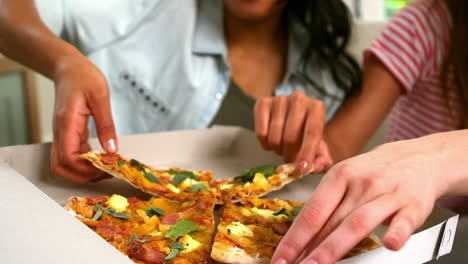 amigos compartiendo una pizza