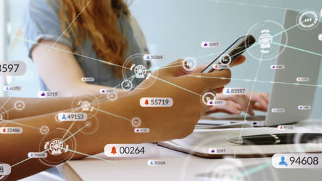 animación de iconos y números de redes sociales con conexiones a través de mujeres caucásicas que usan teléfonos inteligentes