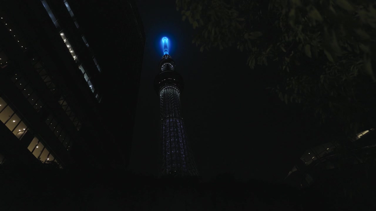 Tokyo Skytree vista da terra di notte.