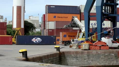 Container-Werden-Im-Hafen-Von-Santos,-Brasilien,-Auf-Nutzfahrzeuge-Umgeladen