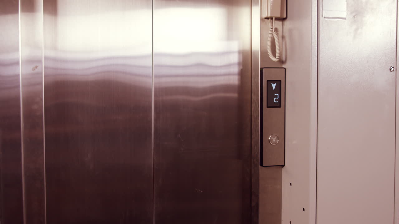 엘리베이터에서 나온 심각한 사업가