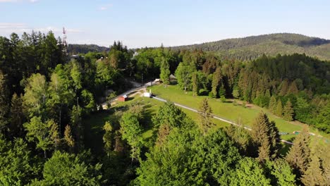 Vista-Aérea-Del-Destino-De-Viaje-Pico-De-La-Montaña-Parkowa-En-Krynica-Zdroj,-Polonia