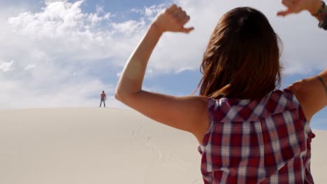 Pareja-Celebrando-Después-Del-Sandboarding-4k