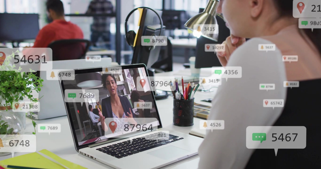 Wanita menonton pembicara di laptop sambil memegang ponsel, saat notifikasi terus bertambah lalu menghilang untuk urusan bisnis.