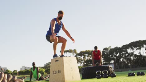 grupo diverso de hombres en forma que llevan máscaras entrenando al aire libre