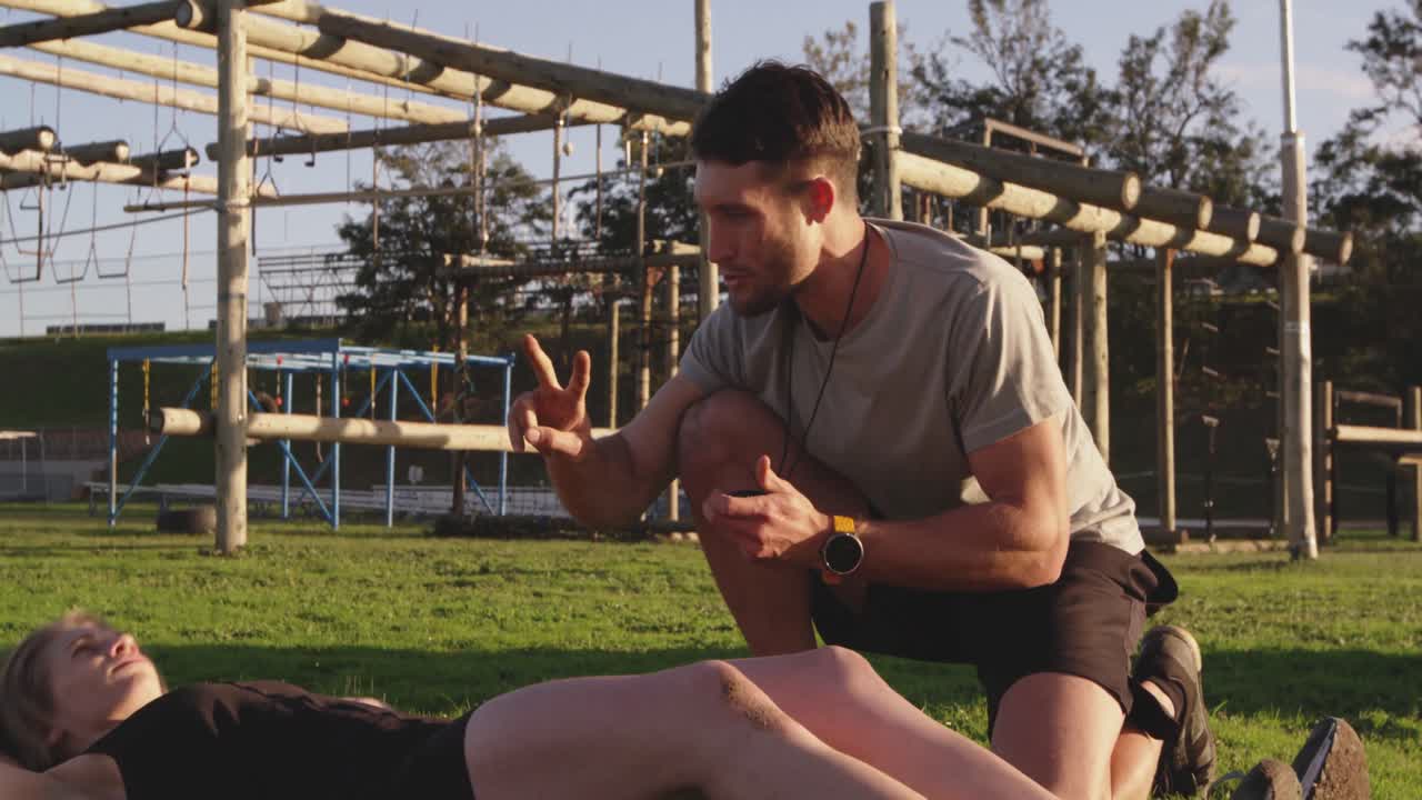 mujer joven entrenando en un campamento de gimnasia al aire libre