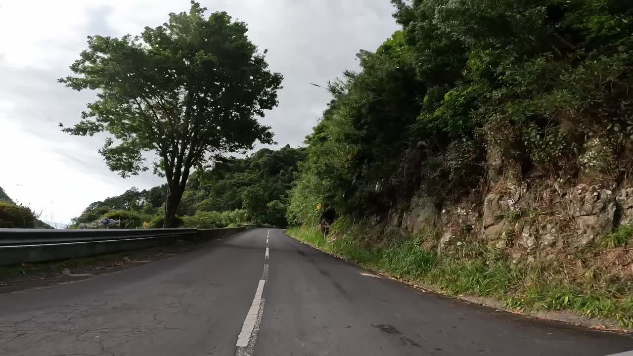 Sudut pandang mengemudi melewati lanskap Sao Miguel yang rimbun dan tenang di Azores
