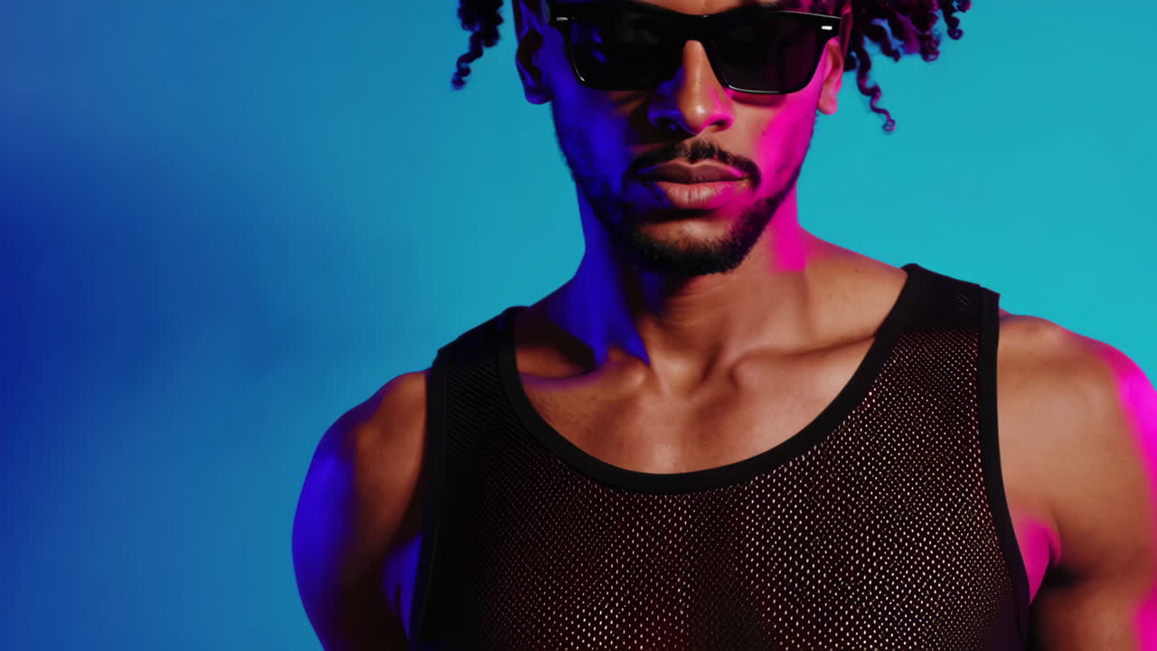 Stijlvolle Man met Dreads en Zonnebril in Neonverlichting