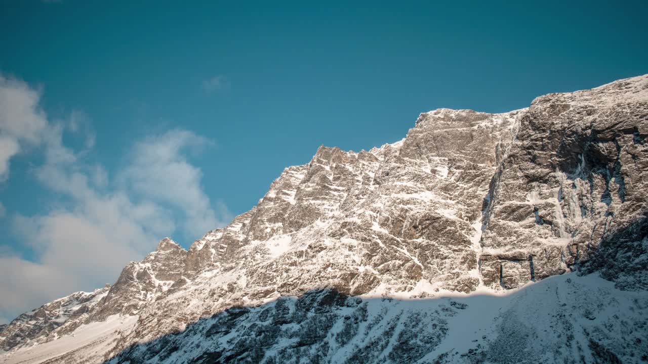 timelapse de montañas llenas de nieve en noruega por donde pasan las nubes