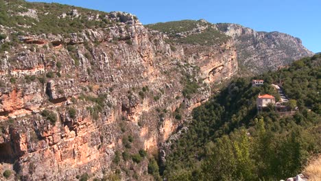 los escarpados cañones del líbano forman una imponente cadena montañosa