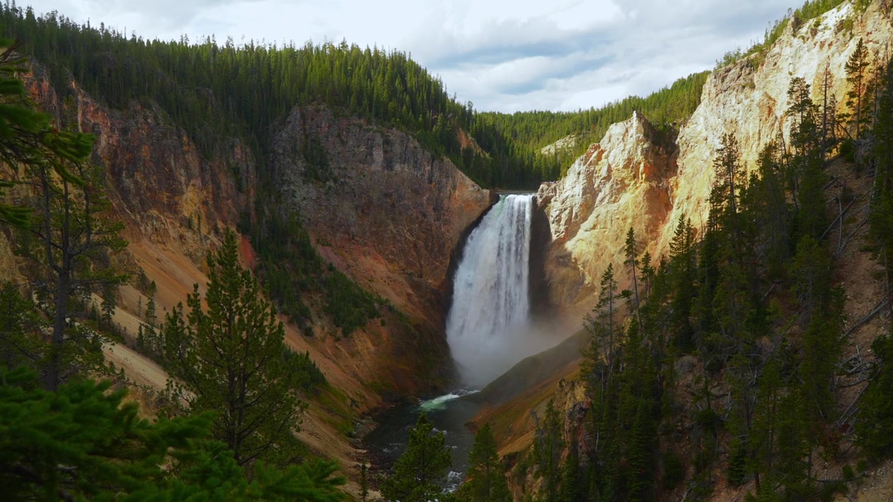 Inspiration Point Grand Canyon of the Yellowstone air terjun bertingkat Red Rock Point Lookout Point Taman Nasional Yellowstone Wyoming USA pemandangan alam pagi cerah Brink of Lower Falls zoom in.