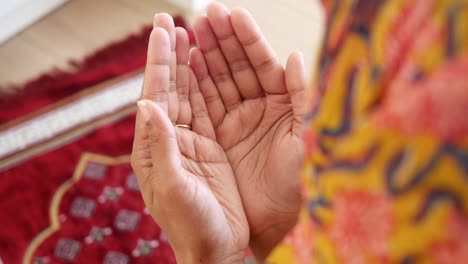 woman praying