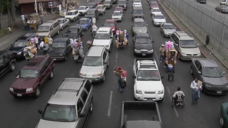 los vendedores empeñan sus productos mientras los autos esperan para cruzar de regreso a los estados unidos desde tijuana
