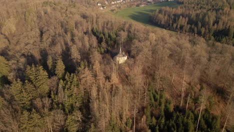 Winzige-Kapelle-Auf-Der-Spitze-Eines-Hügels-In-Westdeutschland-Bei-Sonnenuntergang-Im-Winter