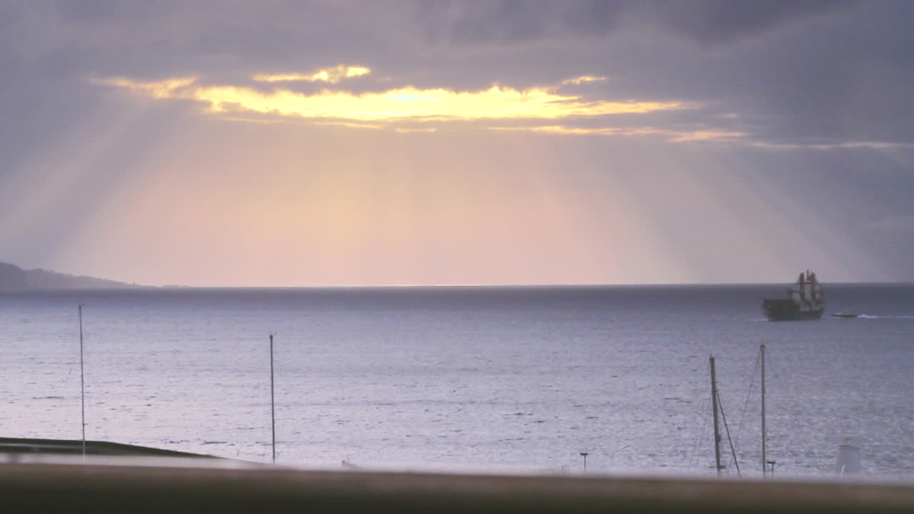 포르투갈 아조레스의 사오 미구엘 섬에 있는 폰타 델가다 정박지와 항구의 바다 해안의 이른 아침 일출 전망