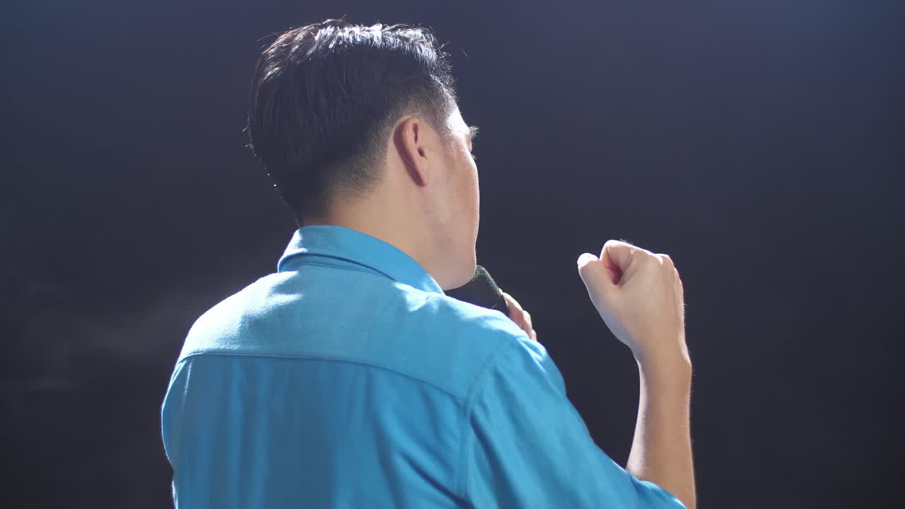 무대에서 노래를 부르거나 말하는 남자