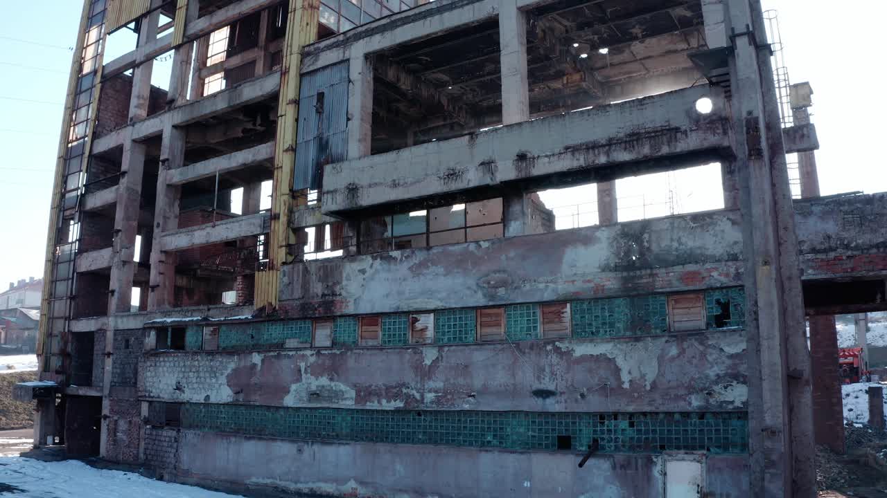 солнечные лучи сквозь здание заброшенной фабрики, влахита, румыния, крупный план с воздуха