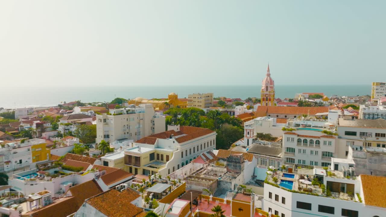 Imagem aérea de drone da cidade de Cartagena, na Colômbia, o oceano e os edifícios