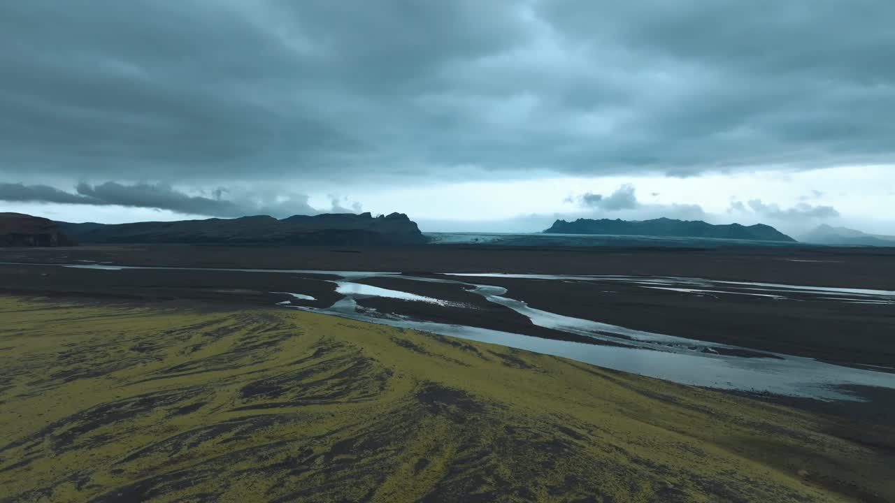 아이슬란드의 vatnajökull 빙하, 남쪽 끝에서 검은 모래 지역으로 흘러 들어갑니다.
