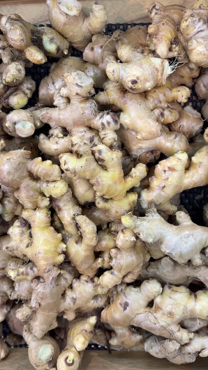 Close-up de raízes de gengibre fresco em uma cesta