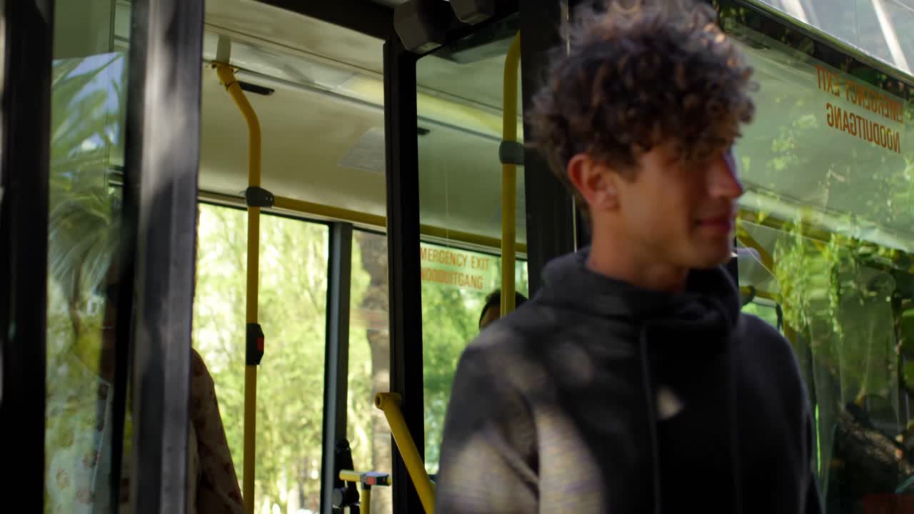 pareja interactuando entre sí en la parada de autobús 4k