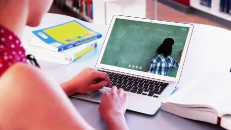 Estudiante-Caucásica-Usando-Una-Computadora-Portátil-En-Una-Videollamada-Con-Una-Maestra