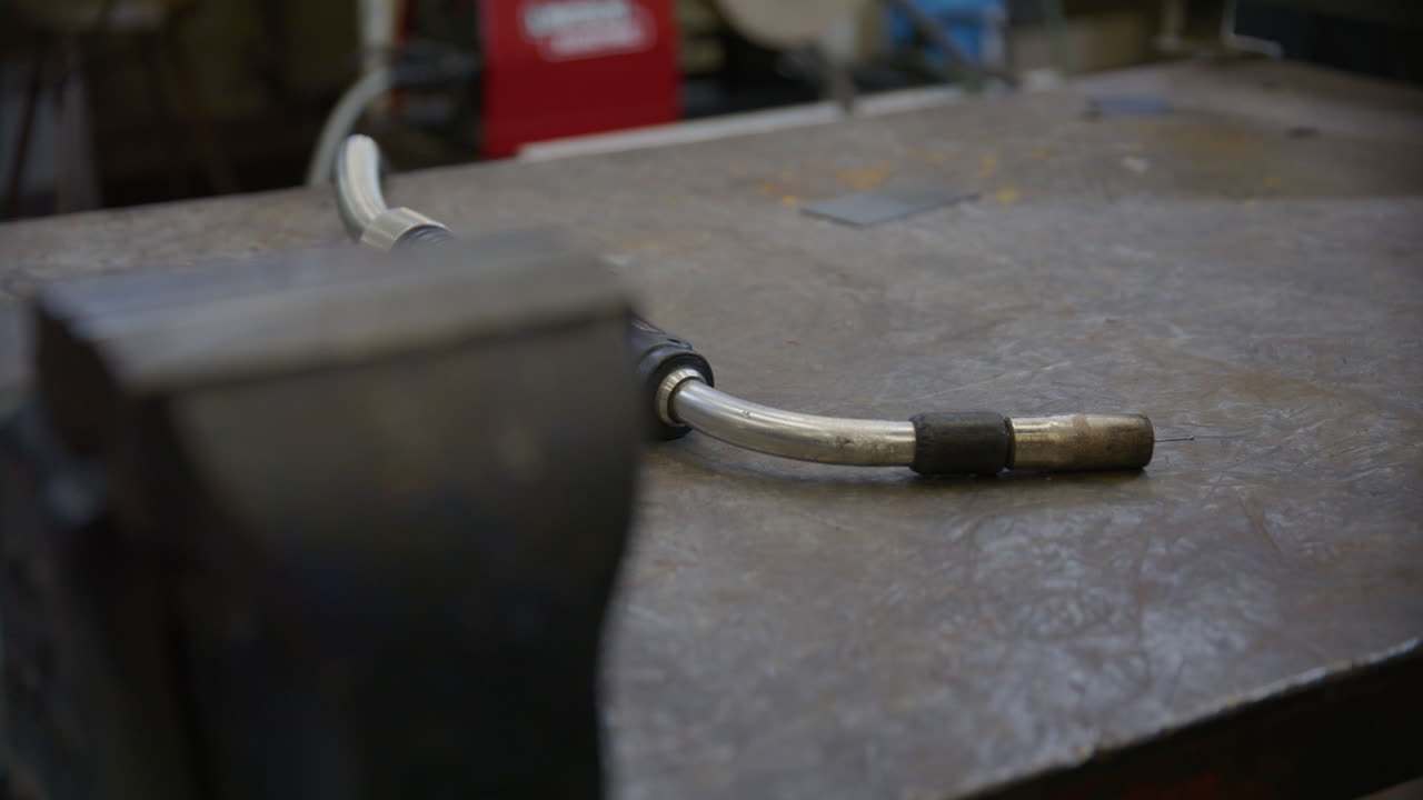 equipo de taller de soldadura en una mesa