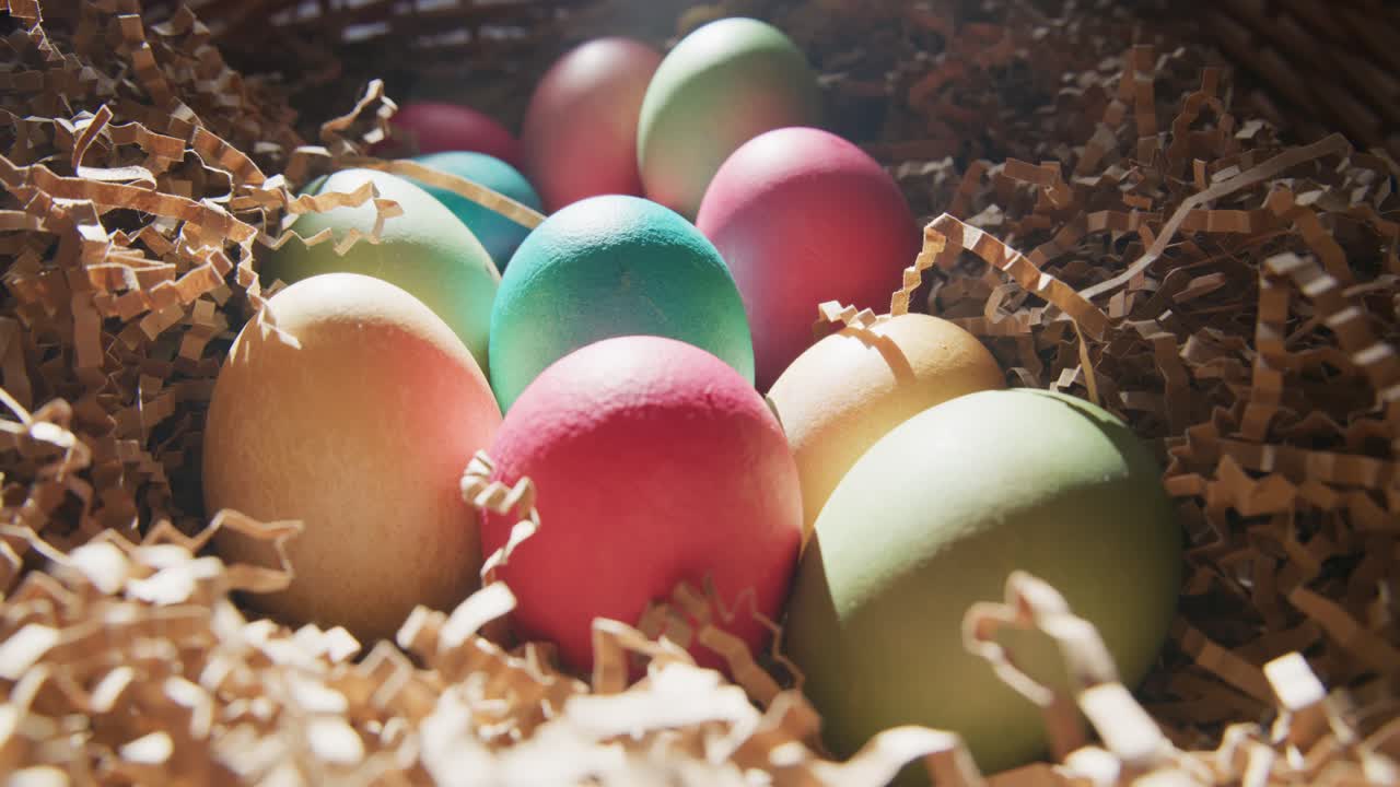 Uova di Pasqua colorate in un nido