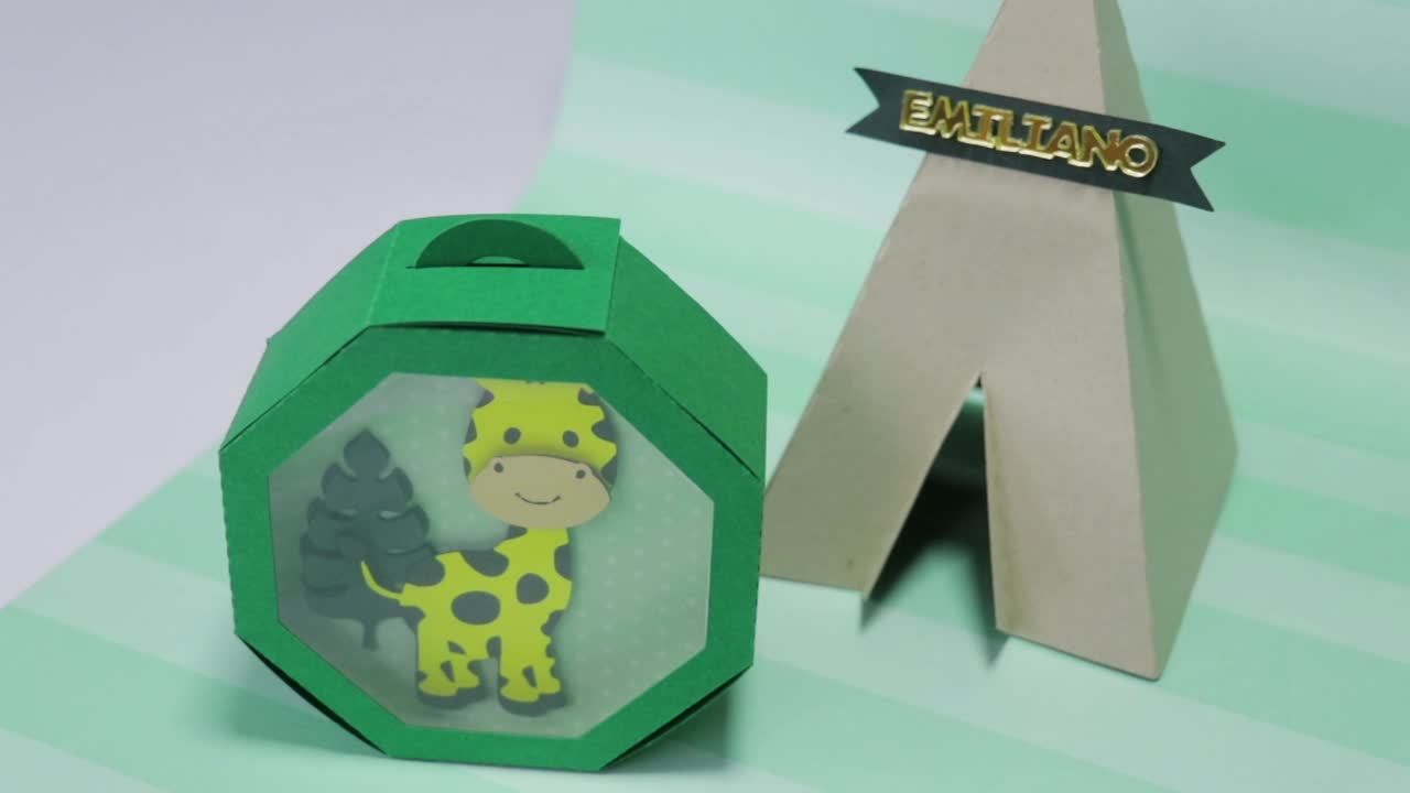 elementos de diseño de cartón temático de safari con una jirafa