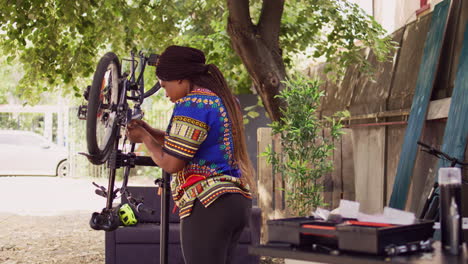 Mujer-Haciendo-Ajustes-A-La-Bicicleta