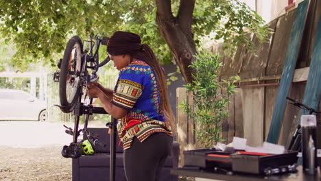 mujer haciendo ajustes en la bicicleta