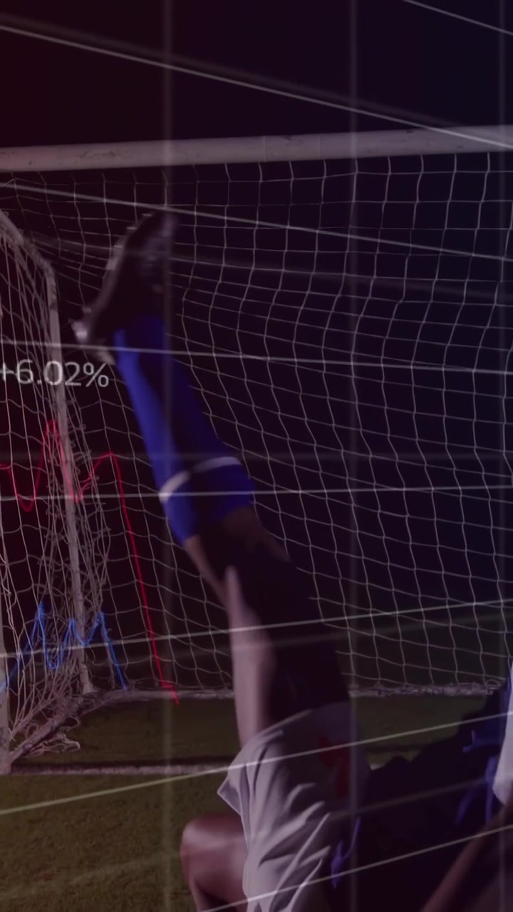 Video verticale: Giocatore che segue la palla, esegue una rovesciata per segnare, con grafici sportivi che mostrano il tracciamento.