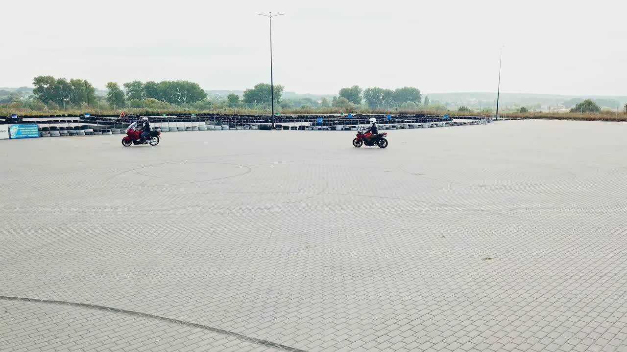 Pengendara sepeda motor di tempat parkir. Para pengendara sepeda motor mengendarai sepeda motor di tempat parkir di kota.